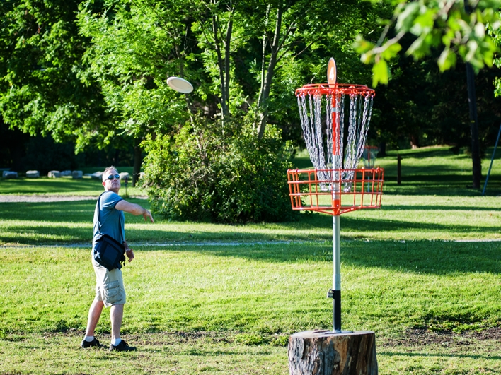 Speel negen holes discgolf