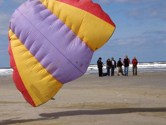 Powerkiten op het strand