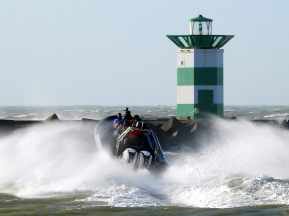 Powerboat varen in Scheveningen