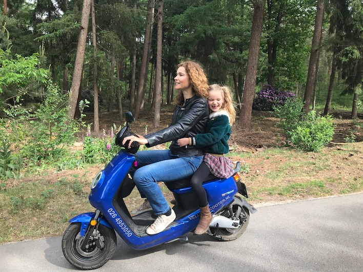 Ouder en kind scooteren
